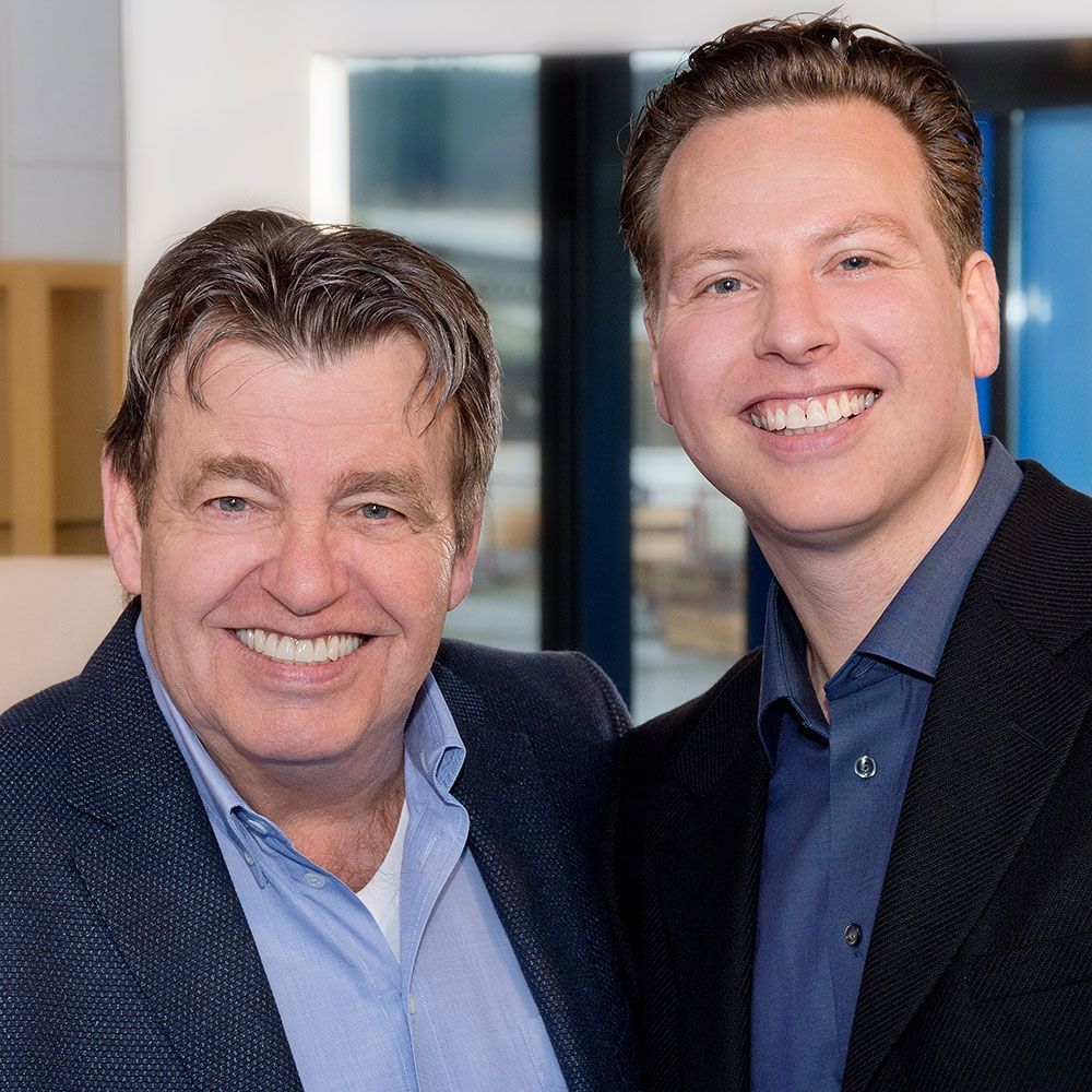 Firmengründer Manfred Christoffel und sein Sohn Marc Christoffel, lachend nebeneinander in der Badausstellung