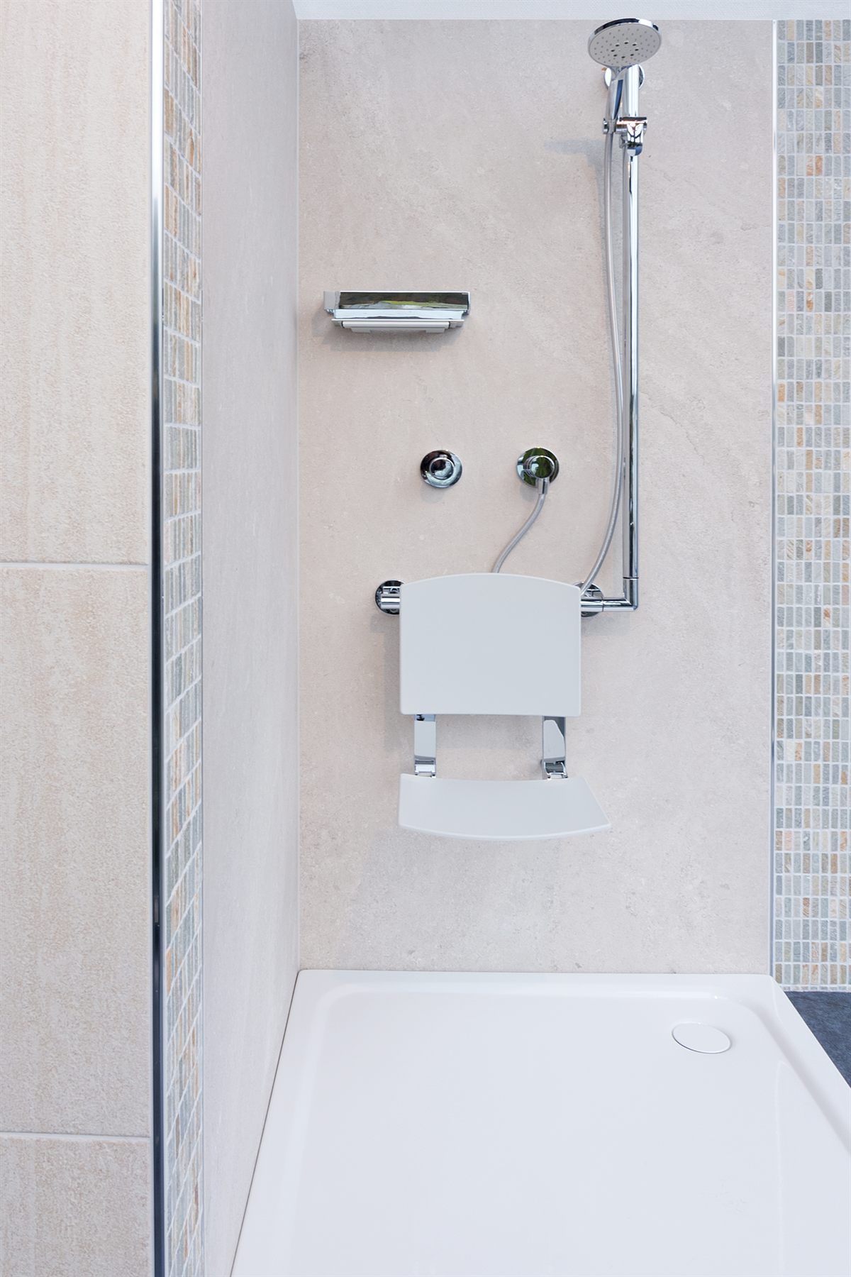 Bodengleiche Duschfläche mit hochklappbarem Duschsitz, Haltegriff und Handbrause
