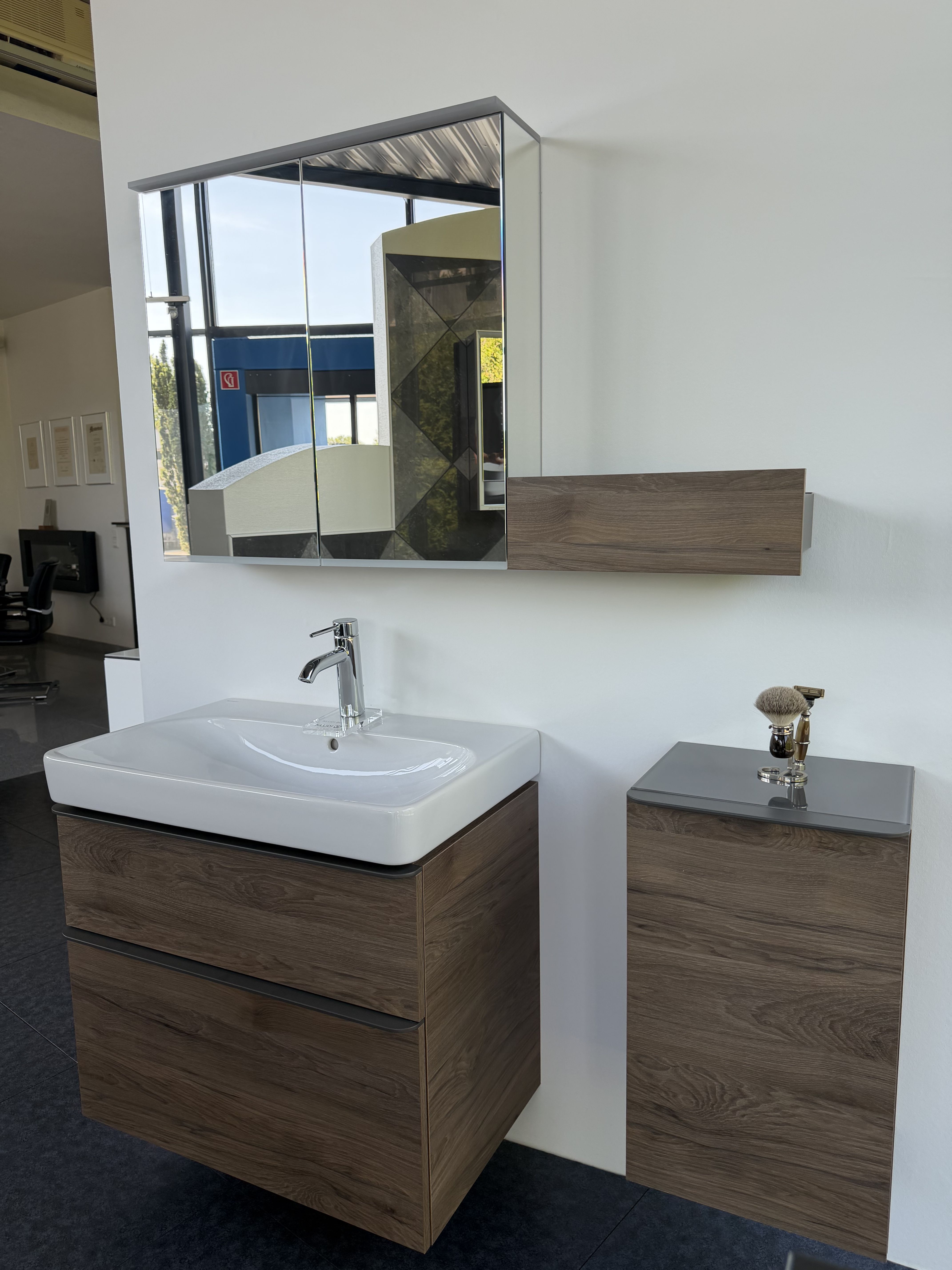 Produktfoto: Geberit Waschtisch-Set mit Spiegelschrank, Seitenschrank & Kludi Armatur – Holzoptik