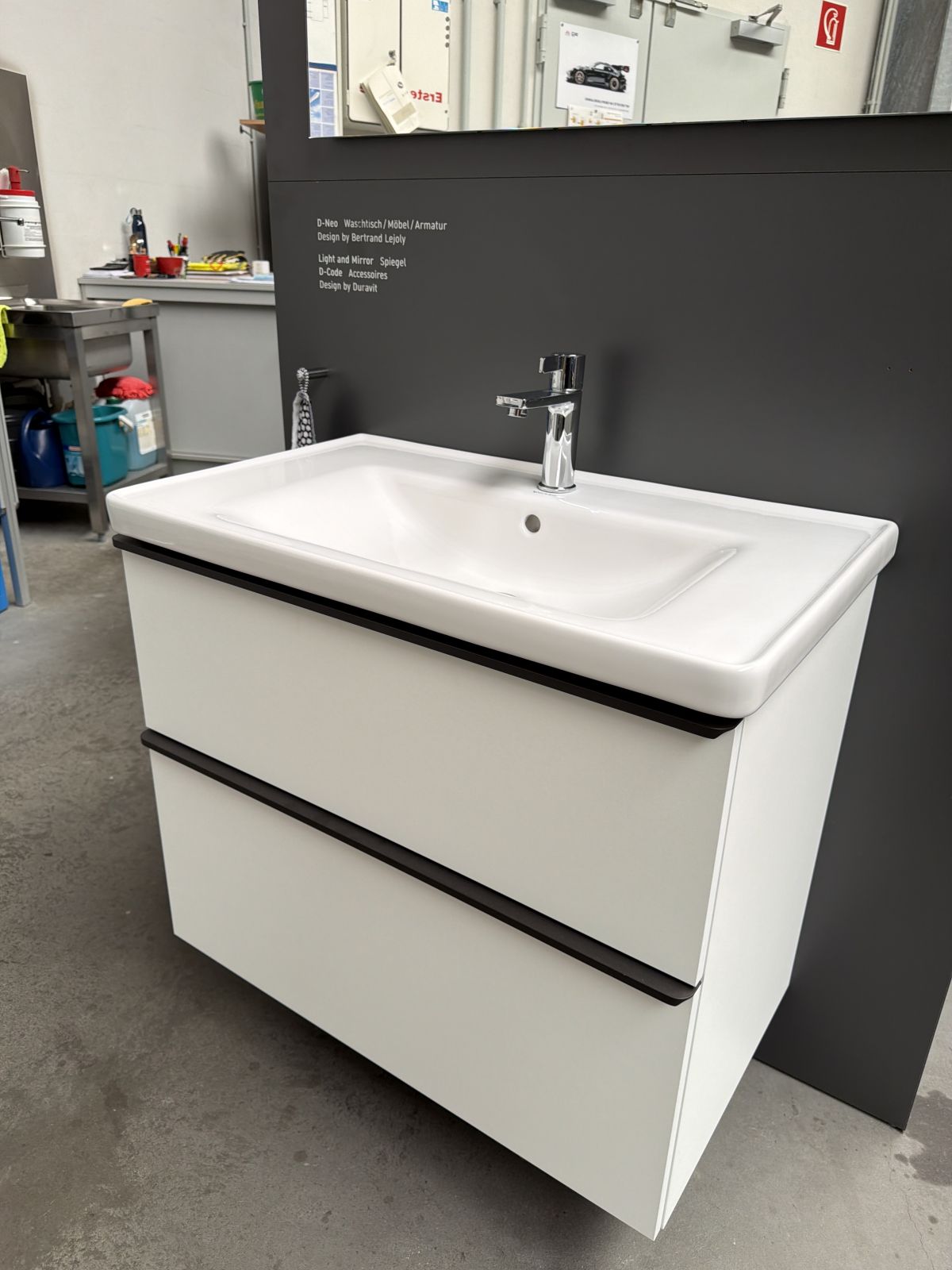 Produktfoto: Duravit D-Neo Waschtisch-Set mit Waschtischunterschrank & Armatur – Weiß