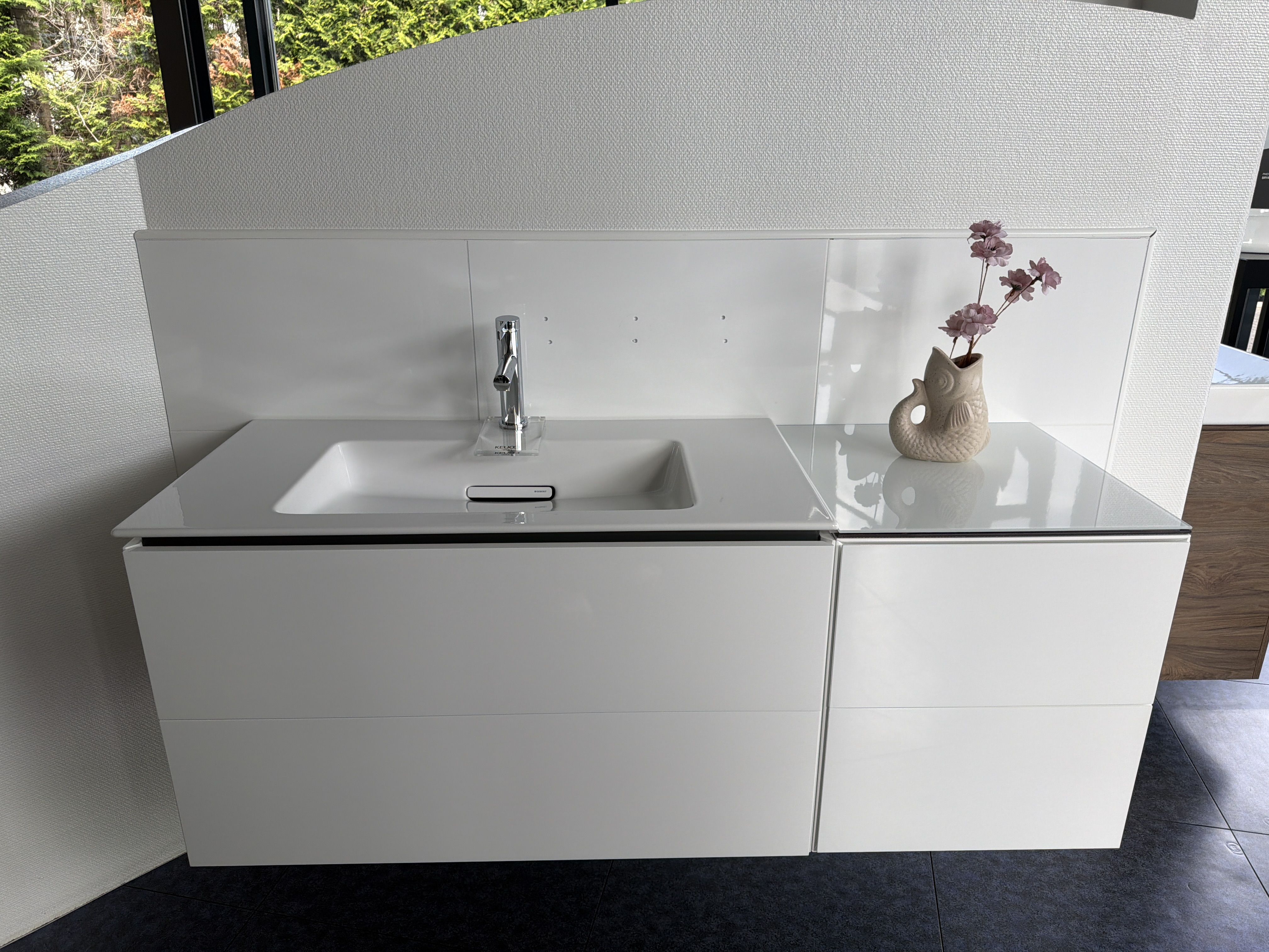 Produktfoto: Geberit ONE Waschtischanlage mit Seitenschrank & hochwertiger Ausstattung – Weiß Hochglanz
